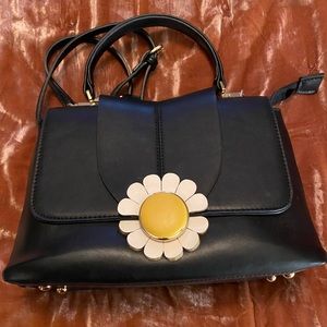 Retro inspired daisy structured bag.